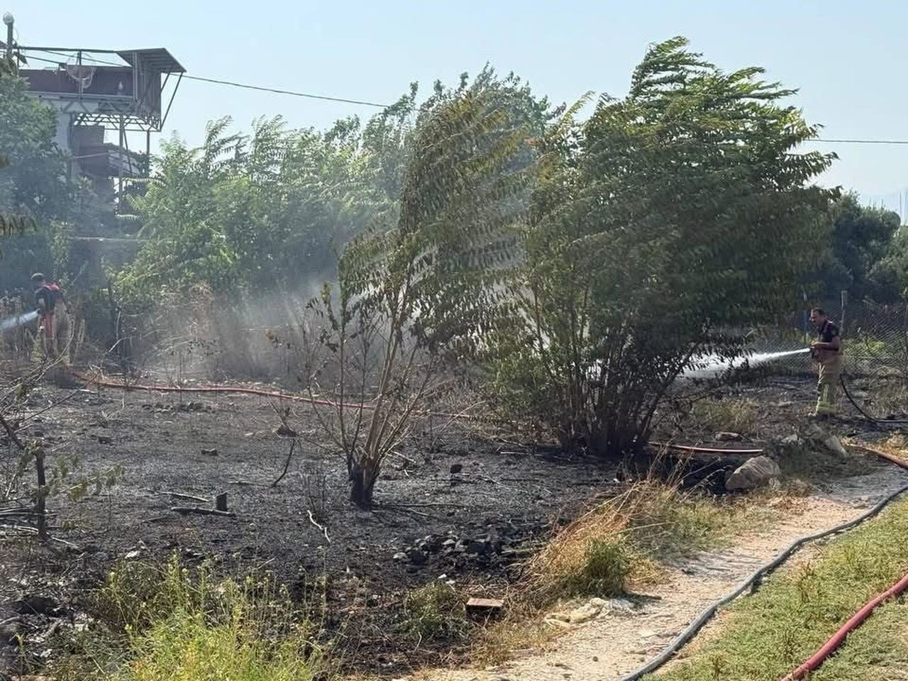 ANTAKYA’DA BAHÇE ALANINDA ÇIKAN YANGIN, EKİPLERİN MÜDAHALESİYLE GENİŞ ALANA SİRAYET ETMEDEN...