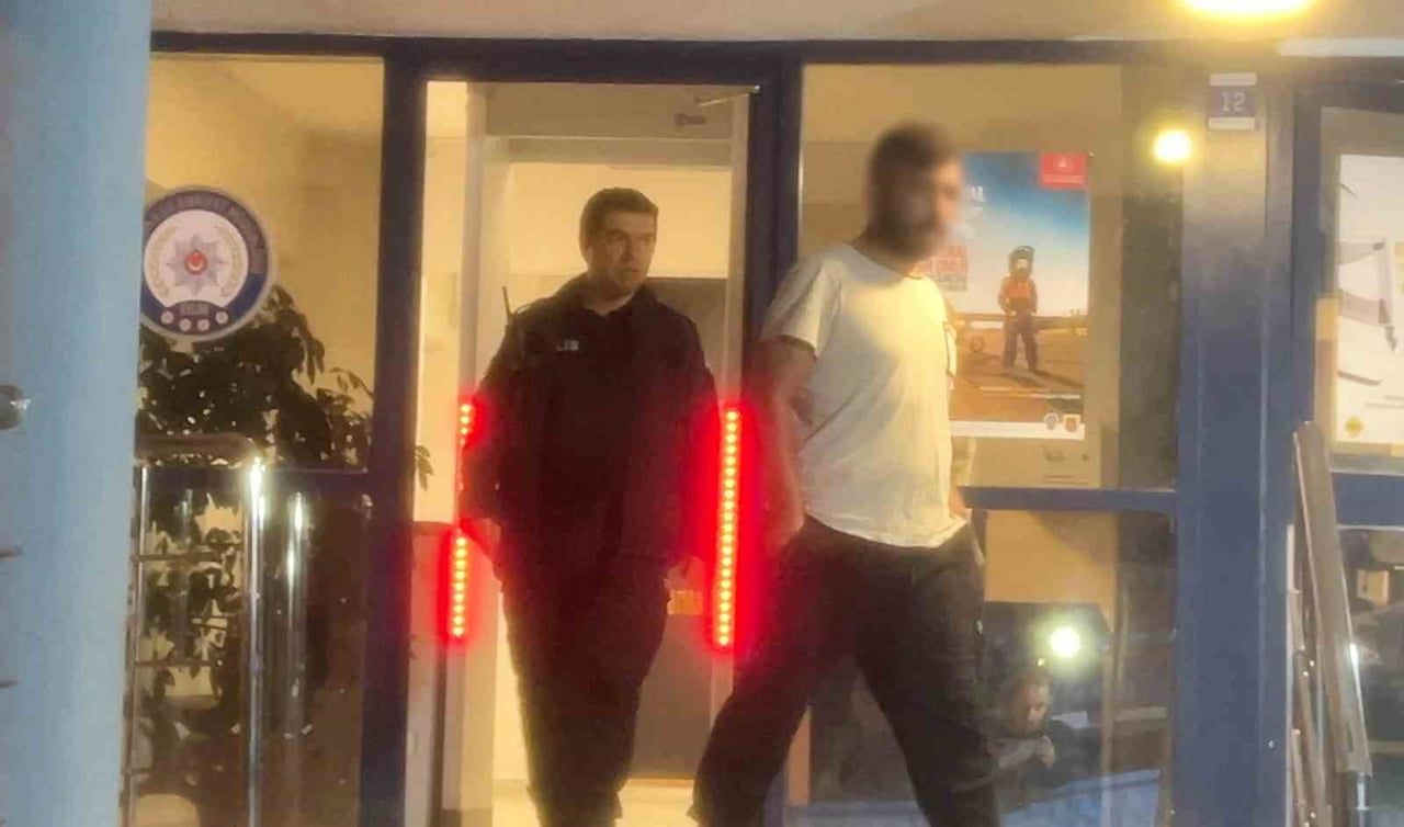 BURSA'DA SOKAK ARALARINDA HIZLI ARAÇ KULLANDIĞI VE EL FRENİ ÇEKEREK TEHLİKELİ HAREKETLER YAPTIĞI...