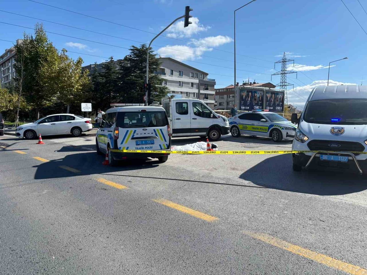 ANKARA'DA MOTOSİKLETLE OTOMOBİLİN ÇARPIŞMASINDAN DOLAYI MEYDANA GELEN KAZADA BİR KİŞİ HAYATINI...