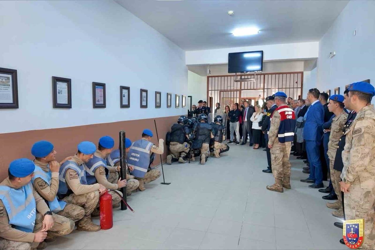 ÇANAKKALE’DE JANDARMALARA CEZA VE TEVKİFEVLERİ GENEL MÜDÜRLÜĞÜ PERSONELİNİN KATILIMIYLA CEZA İNFAZ...