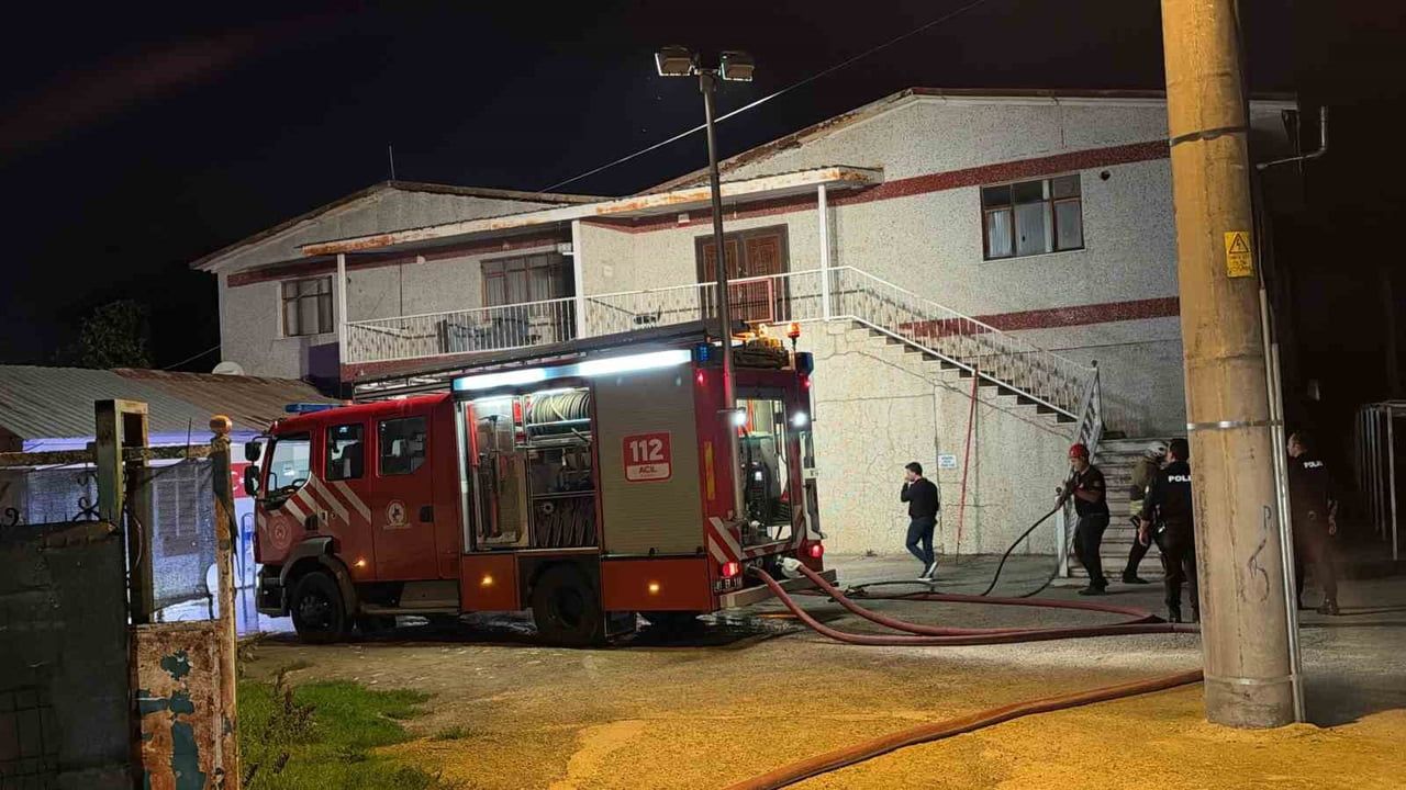 DÜZCE’DE KONFEKSİYON ATÖLYESİNİN ELEKTRİK PANOSUNDA ÇIKAN YANGIN İTFAİYE EKİPLERİNİN MÜDAHALESİ...
