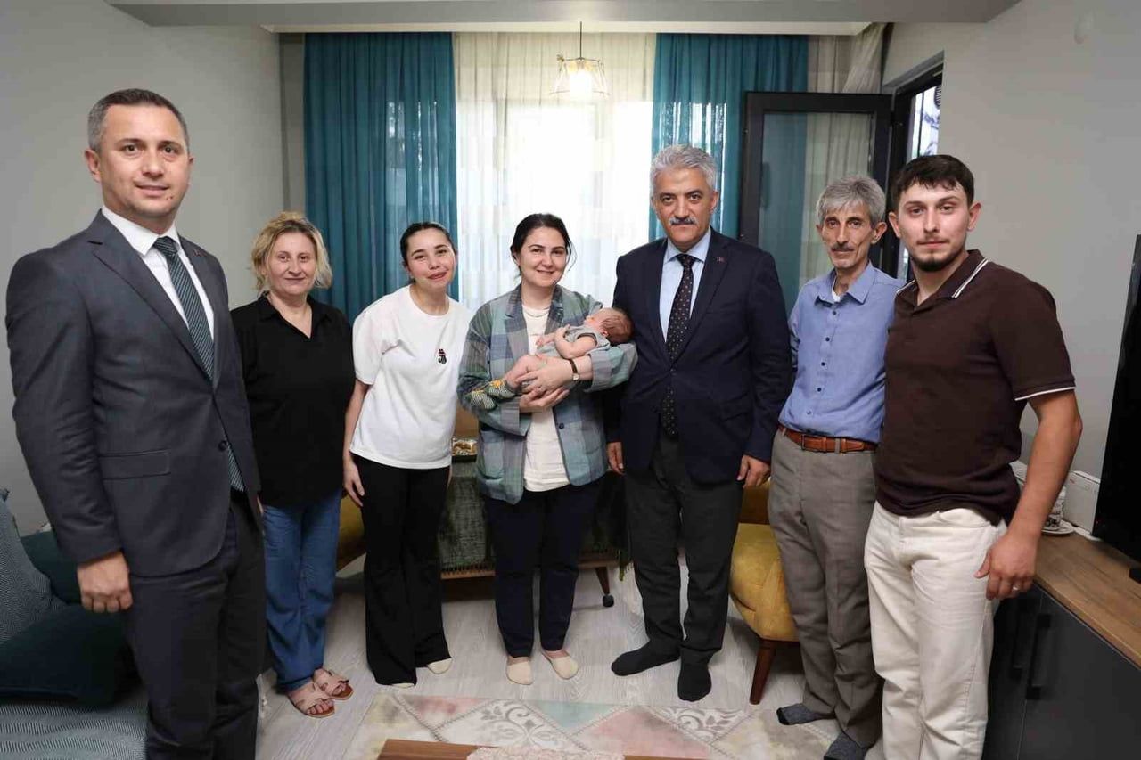 DÜZCE VALİSİ MEHMET MAKAS VE EŞİ ELİF MAKAS, AİLE VE GENÇLİK FONU DESTEĞİYLE EVLENEN VE BEBEK...