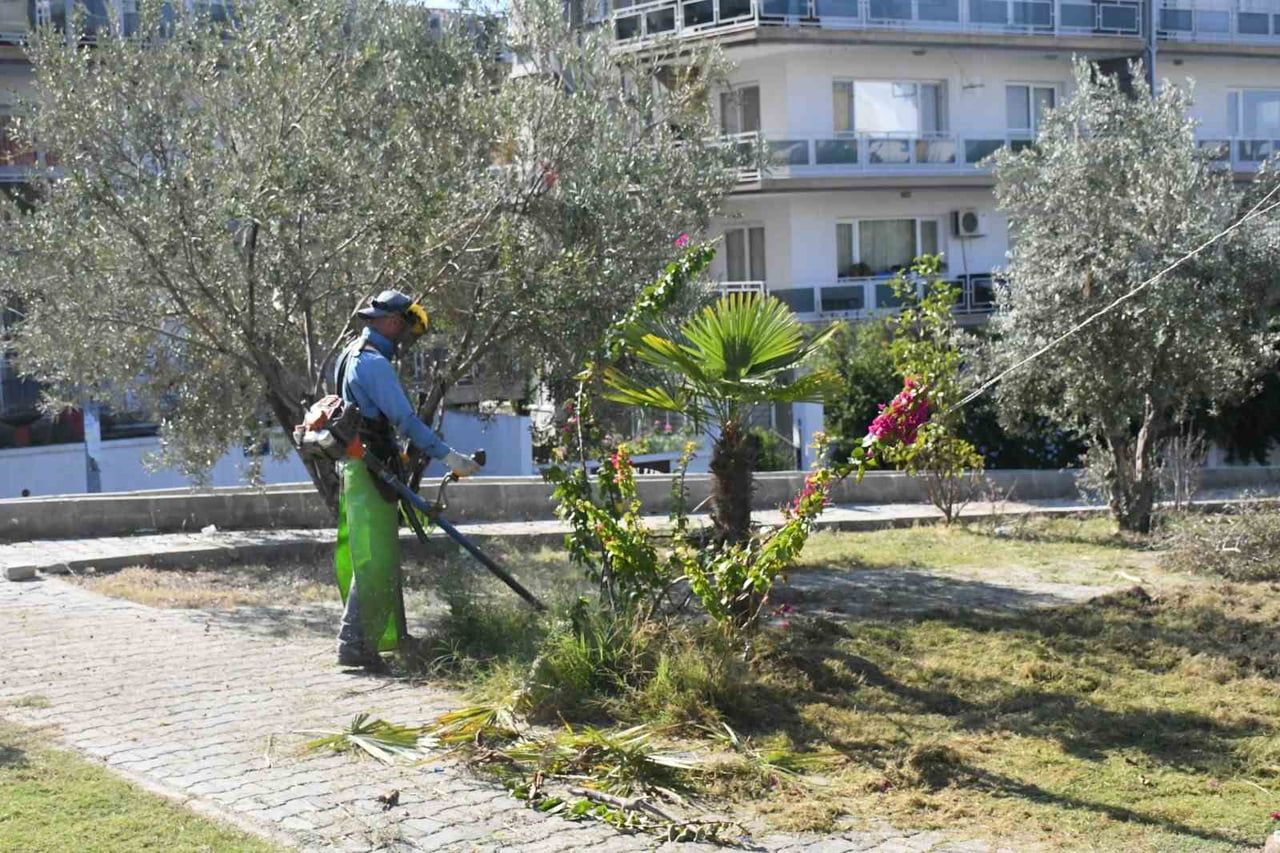 KUŞADASI BELEDİYESİ EKİPLERİ, KENT GENELİNDEKİ PARK, BAHÇE VE YEŞİL ALANLARDA BAKIM VE DÜZENLEME...
