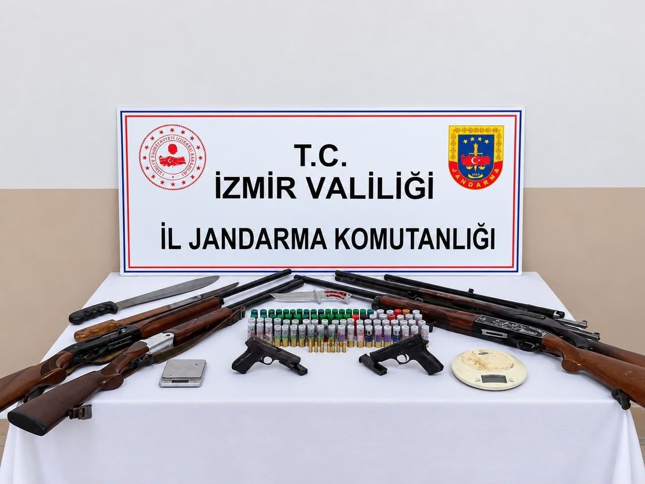 İZMİR'İN ÖDEMİŞ İLÇESİNDE JANDARMA EKİPLERİNCE UYUŞTURUCU TİCARETİ VE RUHSATSIZ SİLAH BULUNDURULAN...