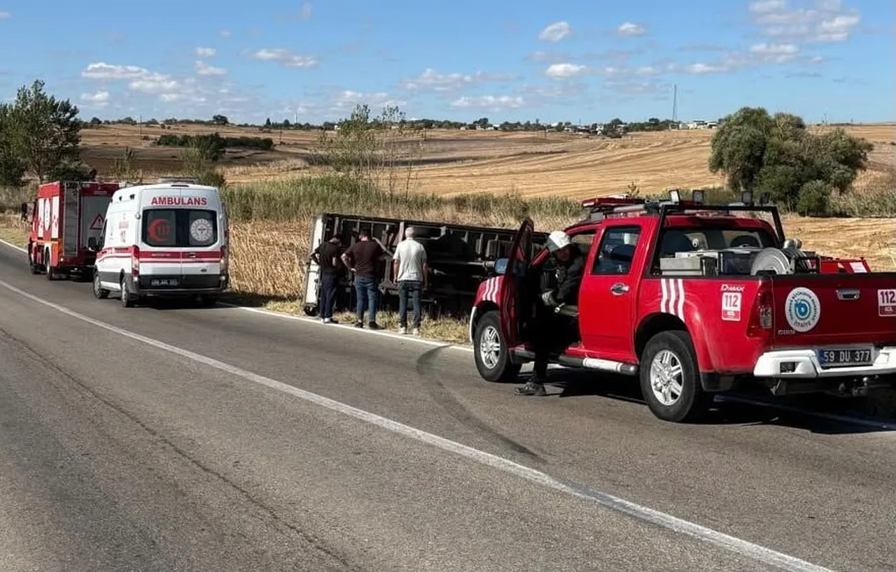 TEKİRDAĞ'IN HAYRABOLU İLÇESİNDE İKİ ARACIN SÜRTÜŞMESİ SONUCU MEYDANA GELEN TRAFİK KAZASINDA...
