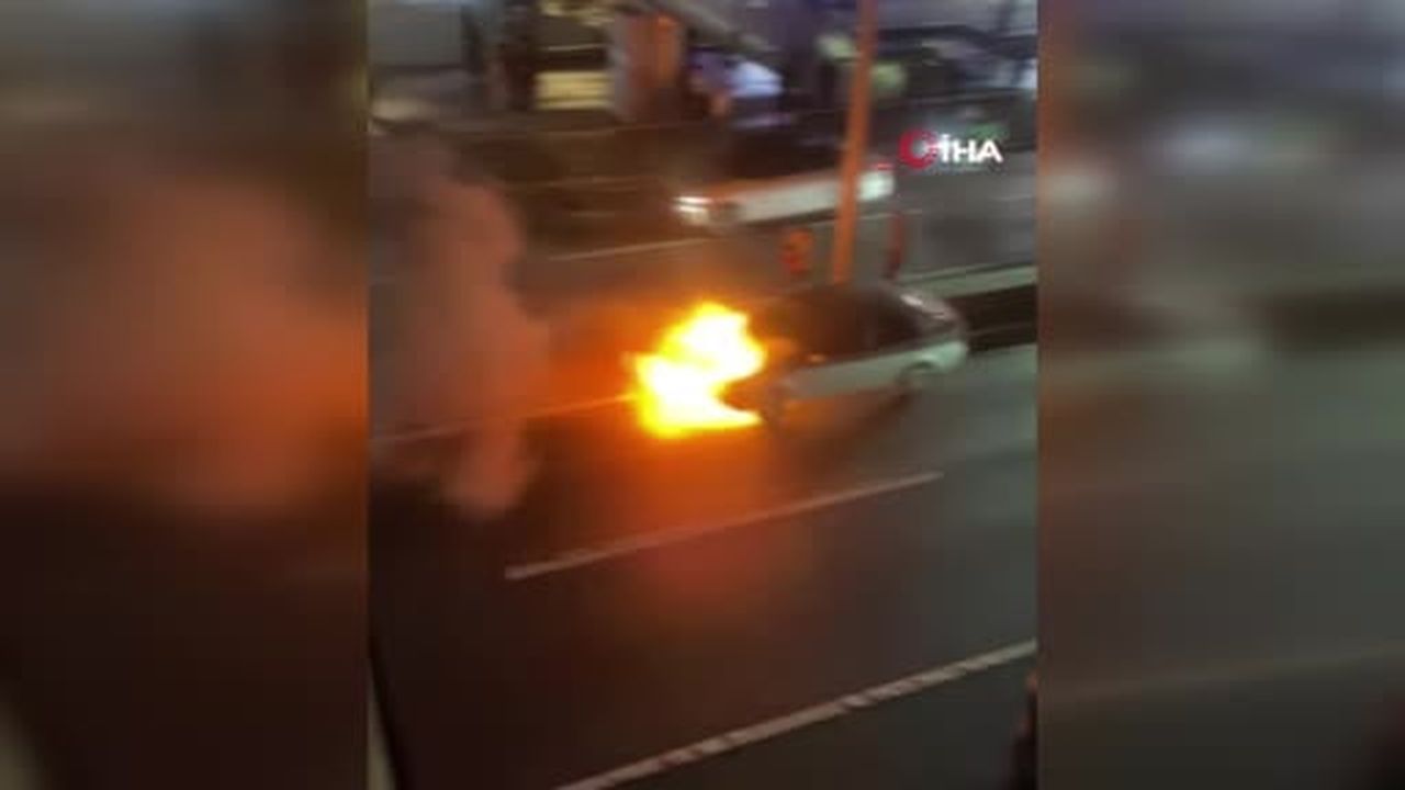 Beylikdüzü E-5’te seyir halindeki araç alevlere teslim oldu
