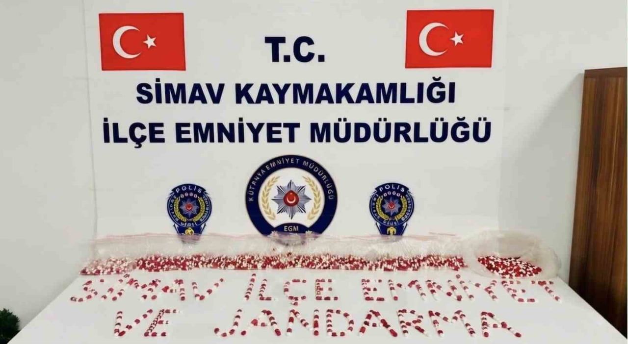 SİMAV’DA UYUŞTURUCU OPERASYONU 3 BİN 716 ADET SENTETİK HAP ELE GEÇİRİLDİ