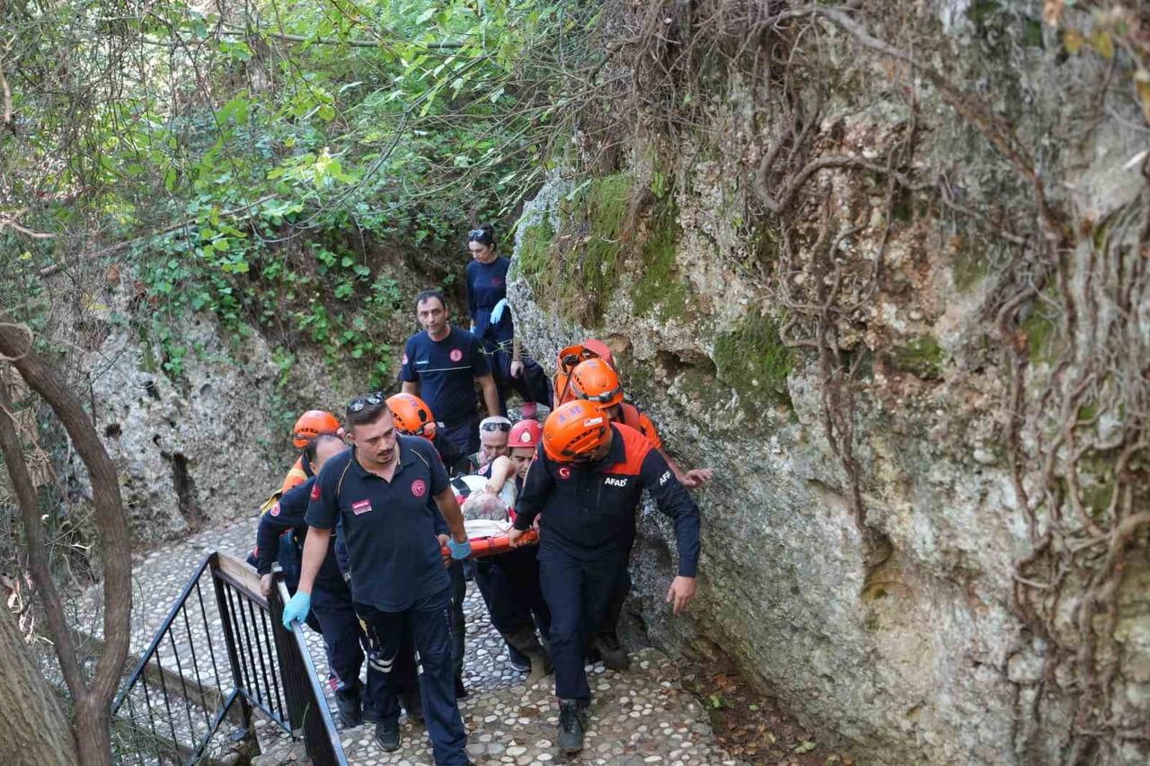 YARALANAN KADIN, İTFAİYE VE AFAD EKİPLERİNCE KURTARILARAK HASTANEYE KALDIRILDI.