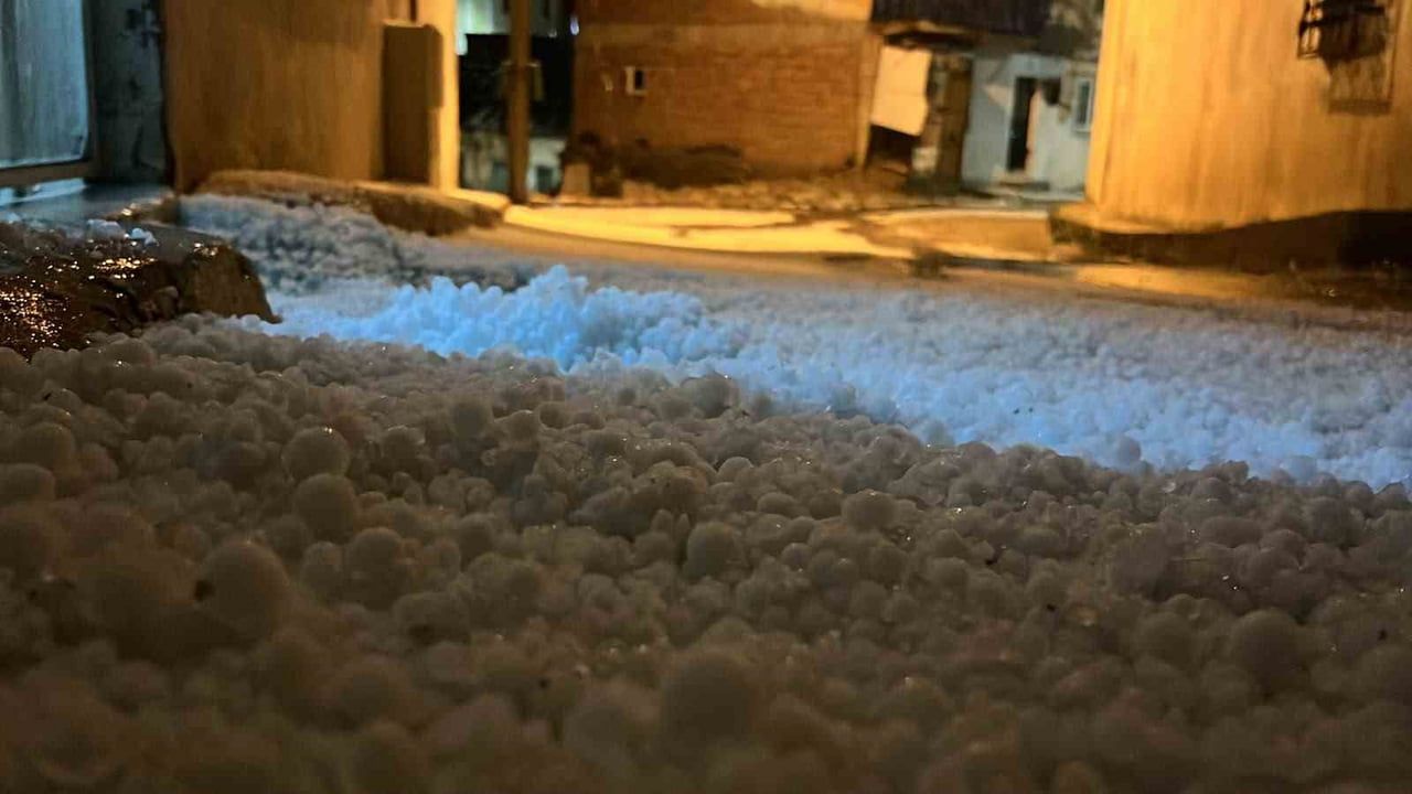 BAYBURT’TA FINDIK BÜYÜKLÜĞÜNDE DOLU YAĞDI