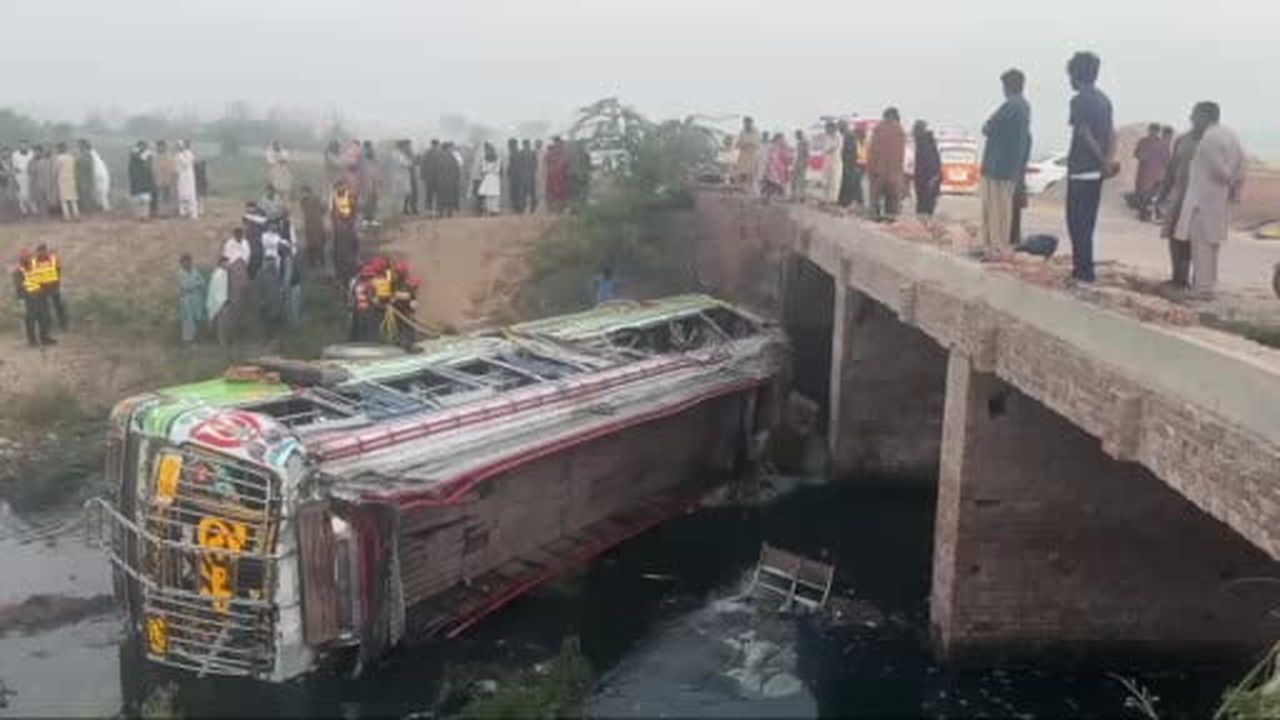 Pakistan’da yolcu otobüsünün şarampole yuvarlanması sonucu 5 kişi hayatını kaybetti, 27 kişi de...