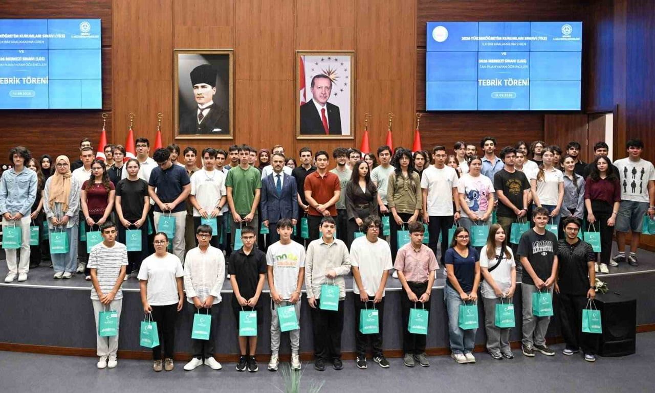 KOCAELİ VALİSİ İLHAMİ AKTAŞ VE ÖĞRENCİLER TOPLU FOTOĞRAF