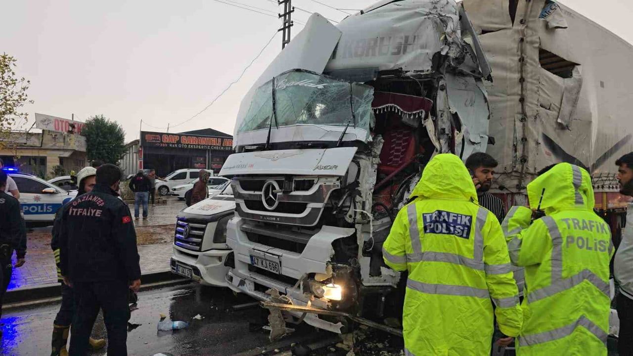 GAZİANTEP'İN NİZİP İLÇESİNDE 2 TIR İLE 1 MİNİBÜSÜN KARIŞTIĞI ZİNCİRLEME TRAFİK KAZASINDA 2 KİŞİ...