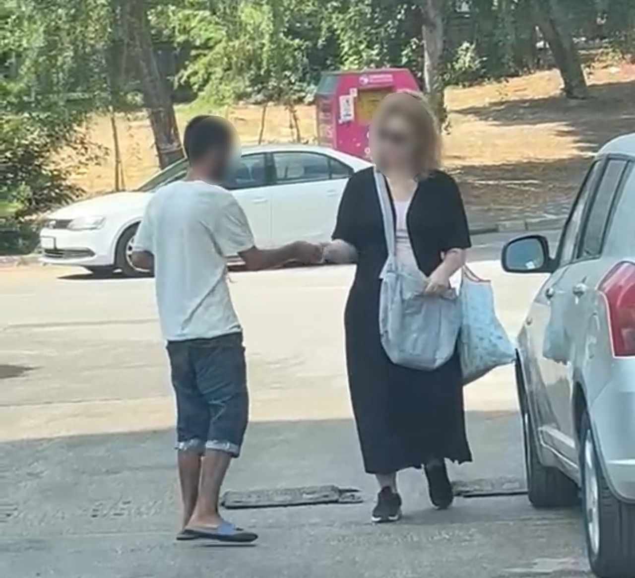 ADANA’DA BİR ŞAHSIN SOKAK ORTASINDA POŞETE KOYDUĞU UÇUCU MADDEYİ KULLANDIĞI ANLAR CEP TELEFONU...
