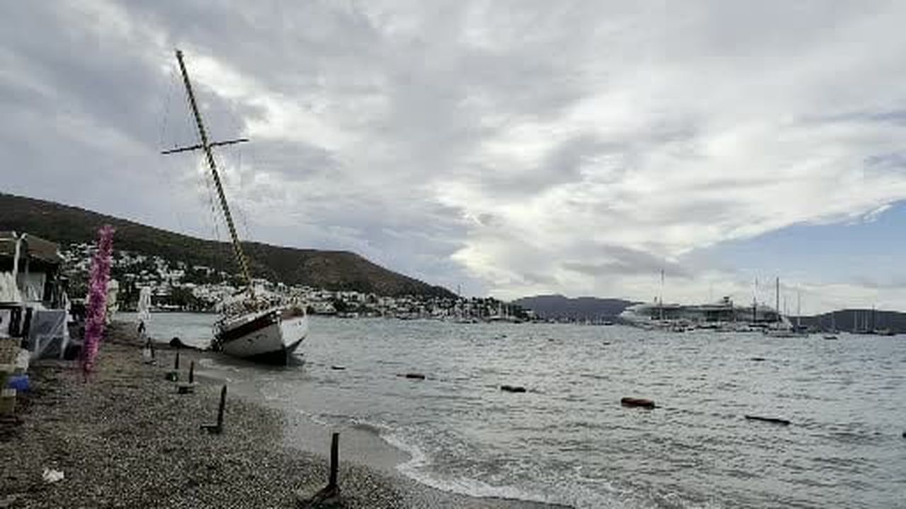 Bodrum’da 2,5 milyon TL’lik yelkenli karaya oturdu