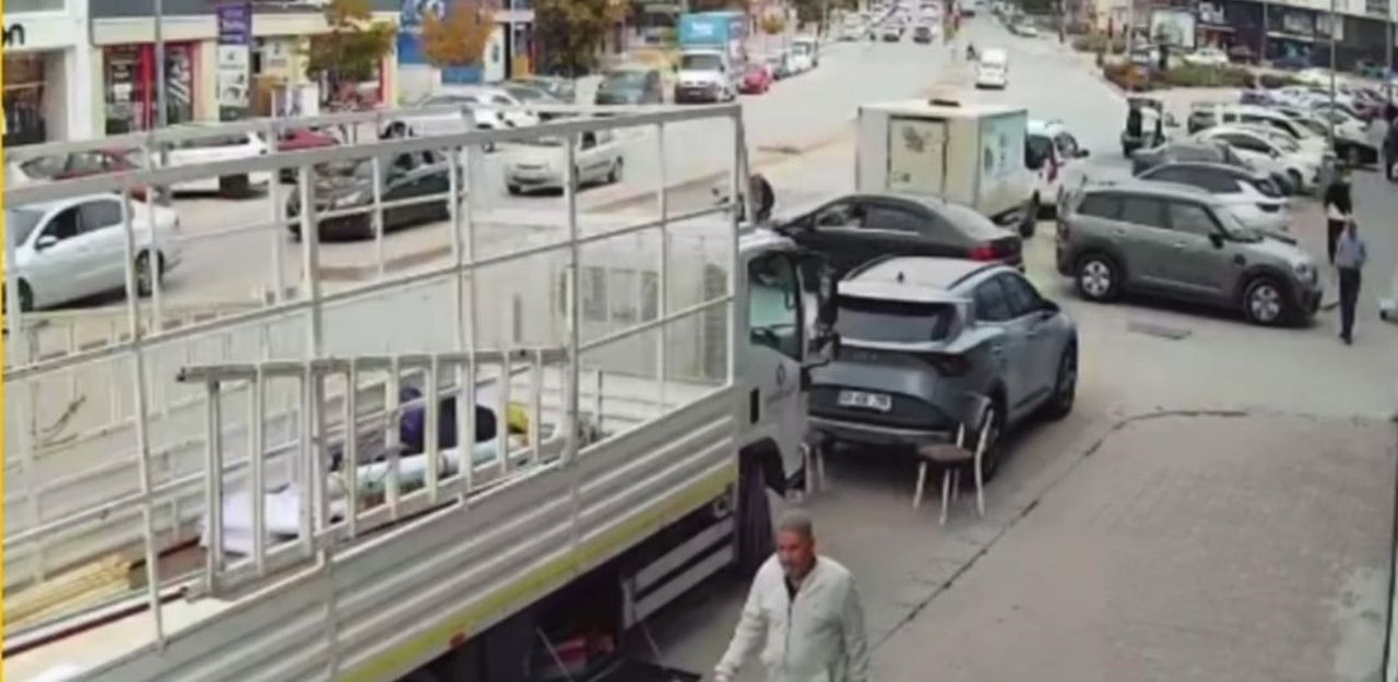 KIRŞEHİR'DE TERS YÖNDEN GELEN MOTOSİKLETİN TALİ YOLDAN ÇIKAN OTOMOBİLE ÇARPTIĞI KAZA, GÜVENLİK...