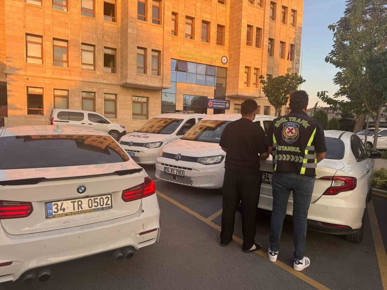 ZEYTİNBURNU’NDA DRİFT YAPTIĞI ANLARA İLİŞKİN GÖRÜNTÜLERİ SOSYAL MEDYADA PAYLAŞILAN SÜRÜCÜ, POLİS...