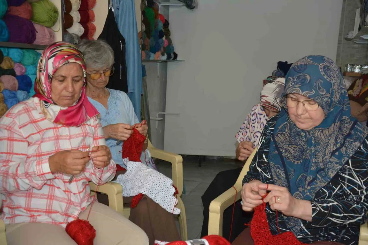 MANİSA’NIN DEMİRCİ İLÇESİNDE BİR ARAYA GELEN KADINLAR, 30 AĞUSTOS ZAFER BAYRAMI VE İLÇENİN...