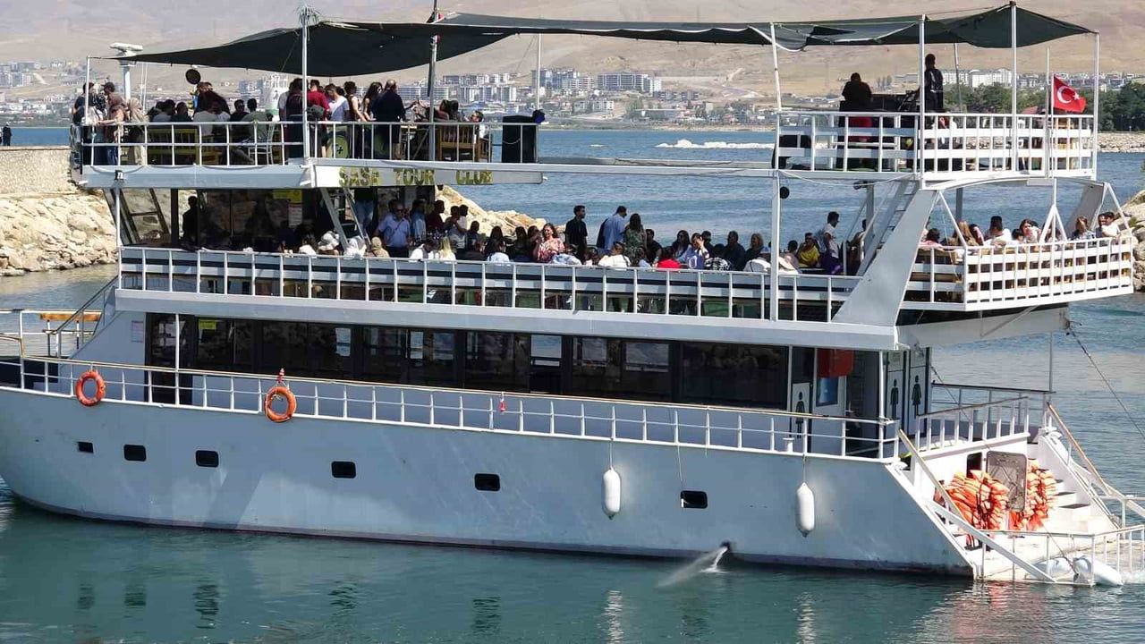 İRAN İLE ABD VE İSRAİL ARASINDAKİ SAVAŞA RAĞMEN KAPIKÖY GÜMRÜK KAPISI ÜZERİNDEN VAN'A GELEN İRANLI...