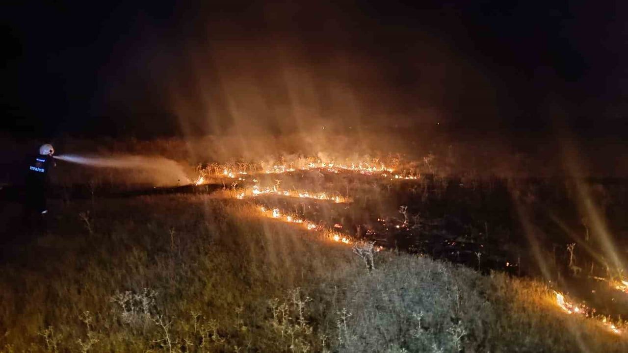 VAN'IN TUŞBA İLÇESİNDE ÇIKAN ÖRTÜ ÜSTÜ YANGIN, İTFAİYE EKİPLERİNCE SÖNDÜRÜLDÜ.