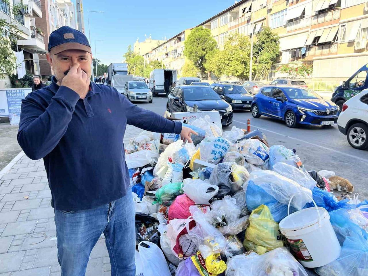 KARŞIYAKA’DA ÇÖP DAĞLARI İNSAN BOYUNA ULAŞTI, VATANDAŞ İSYAN ETTİ