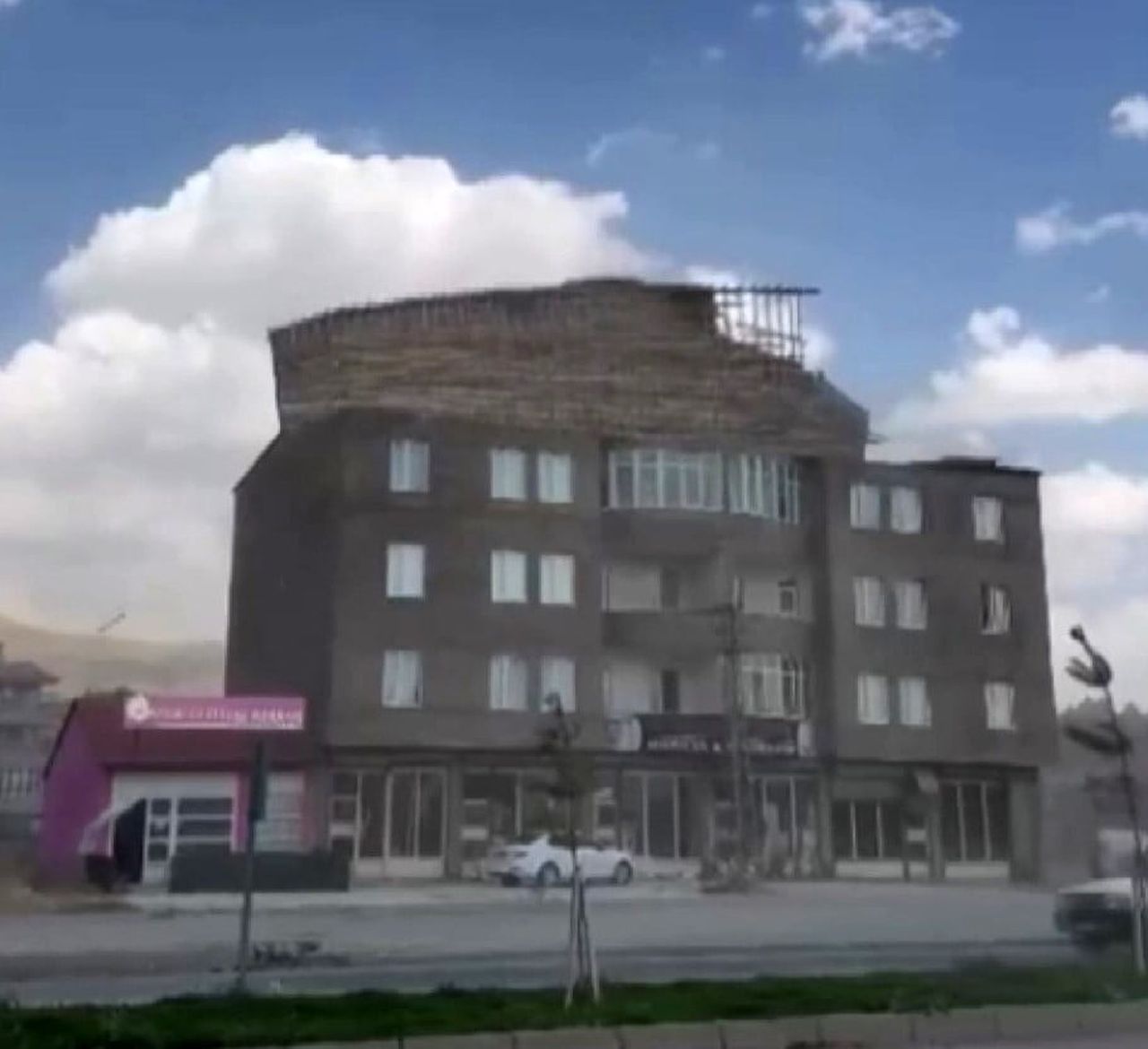 YÜKSEKOVA İLÇESİNDE ETKİLİ OLAN ŞİDDETLİ FIRTINA NEDENİYLE 3 KATLI BİR BİNANIN ÇATISI...