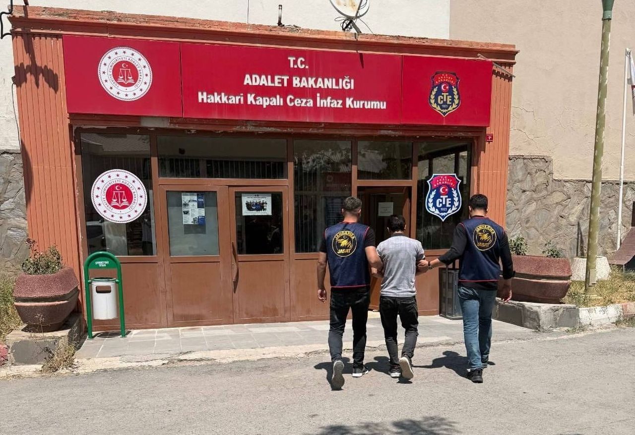 HAKKARİ İL JANDARMA KOMUTANLIĞI EKİPLERİ, ARANAN ŞAHISLARIN YAKALANMASINA YÖNELİK ÇALIŞMALARINI...