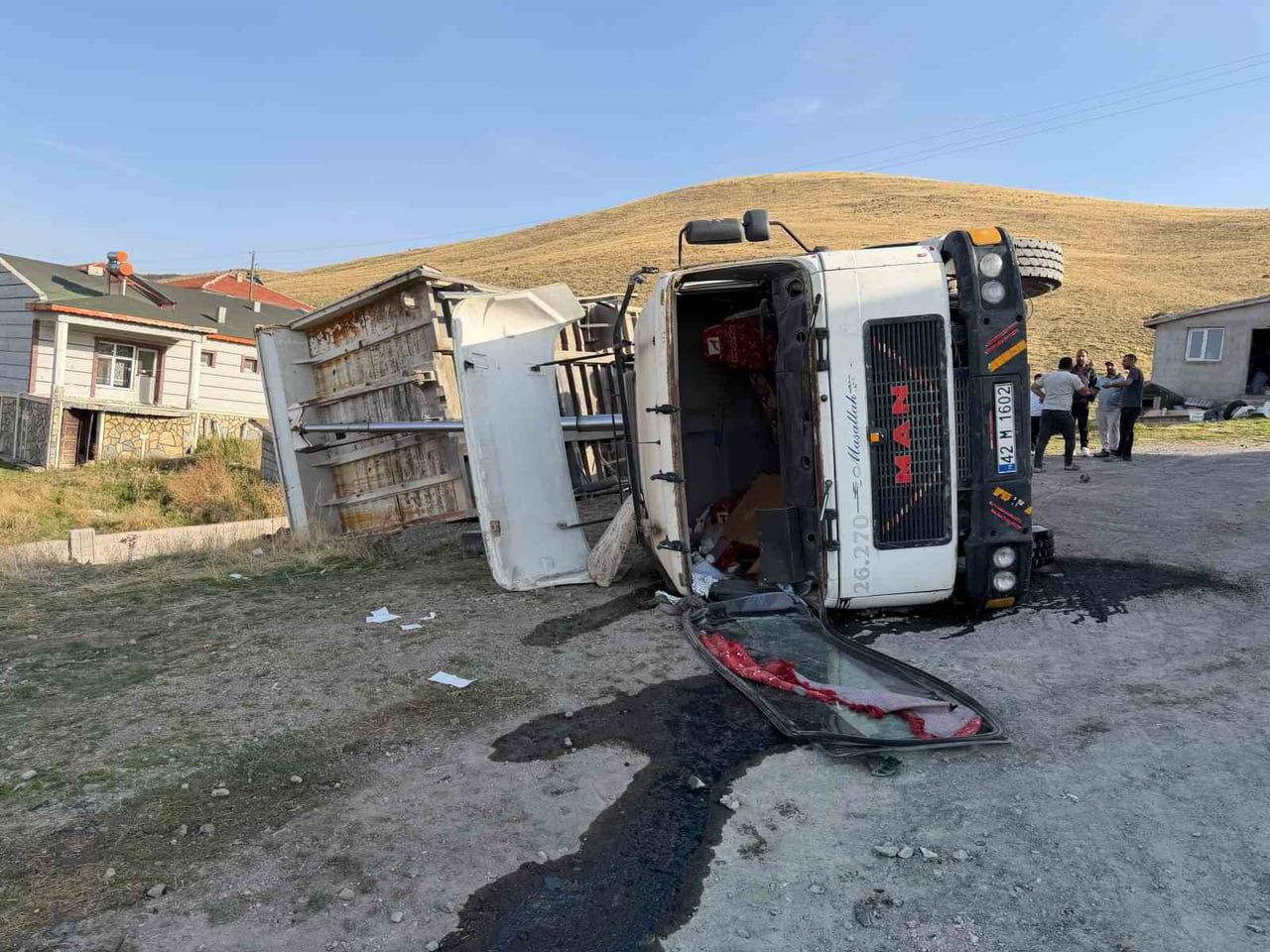 KULU İLÇESİNDE ÇALIŞMA SIRASINDA HAFRİYAT YÜKLÜ TIRIN DEVRİLMESİ SONUCU SÜRÜCÜ...