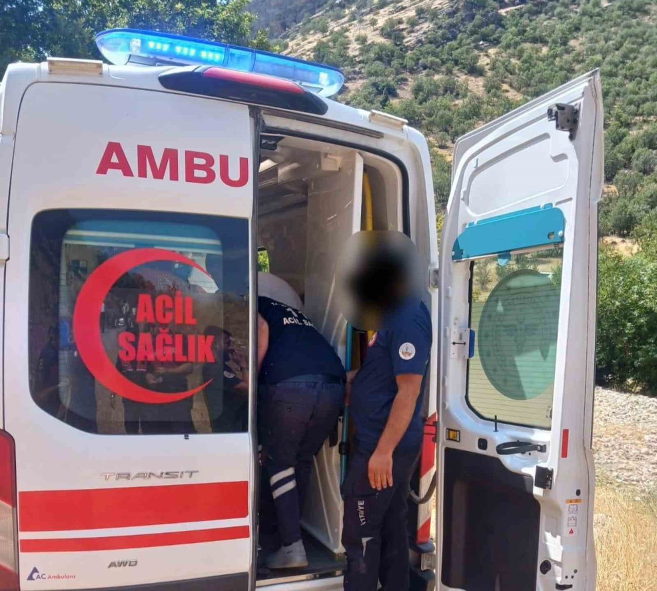 ADIYAMAN KAHTA-SİVEREK KARAYOLUNDA HAFİF TİCARİ ARACIN ŞARAMPOLE DEVRİLMESİ SONUCU MEYDANA GELEN...