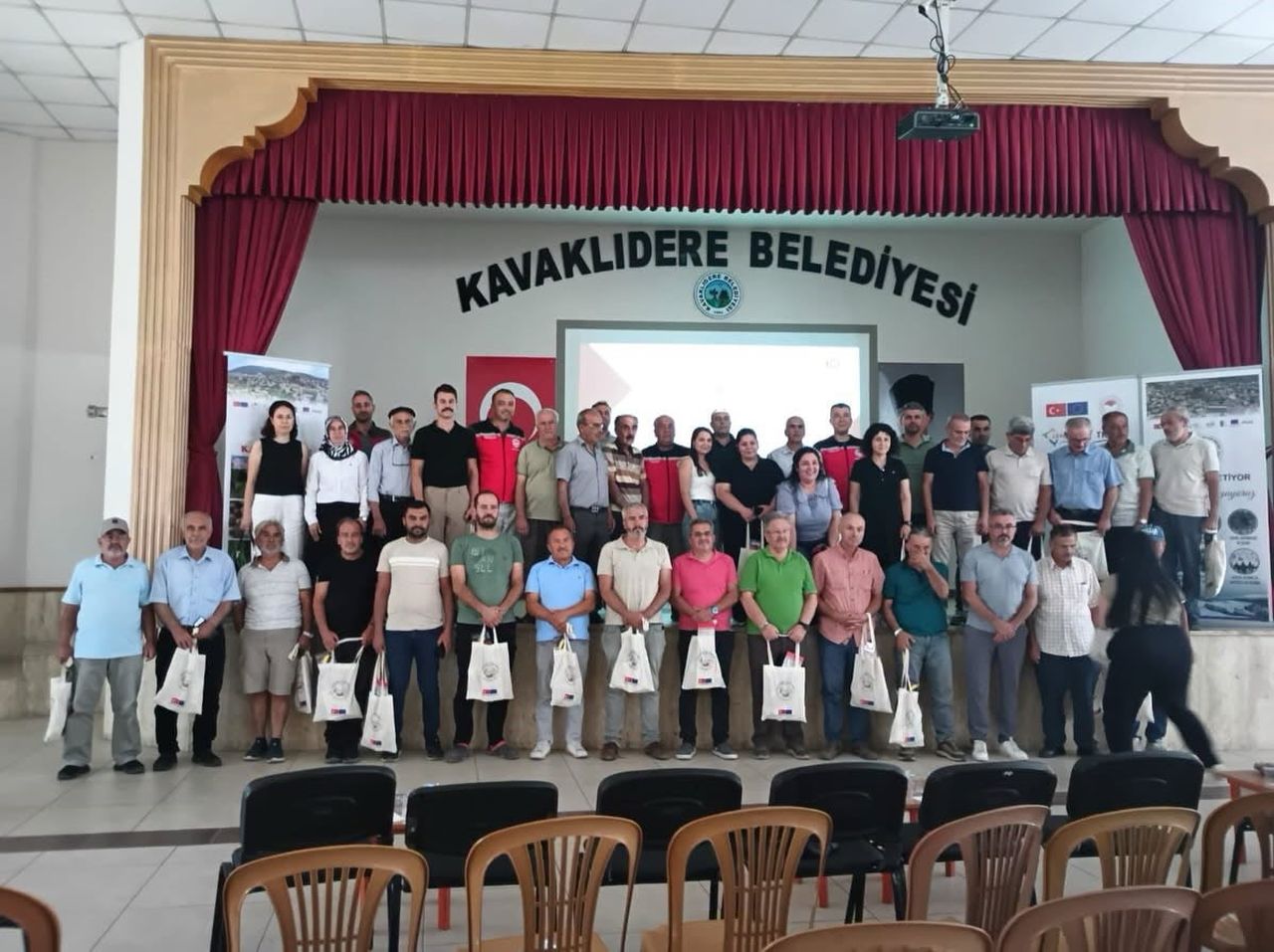KAVAKLIDERE’DE CEVİZ ÜRETİCİLERİNE YÖNELİK EĞİTİM DÜZENLENDİ