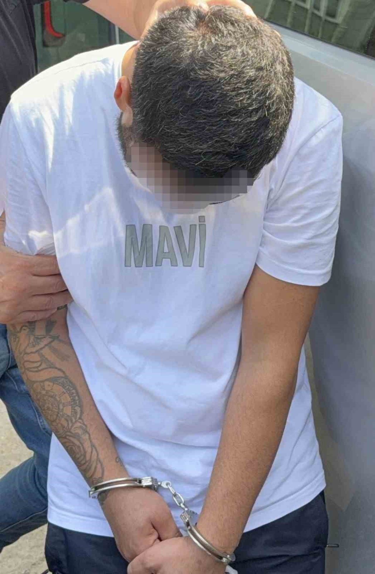 D.E.C..(28) ÇIKARILDIĞI MAHKEMECE TUTUKLANDI.