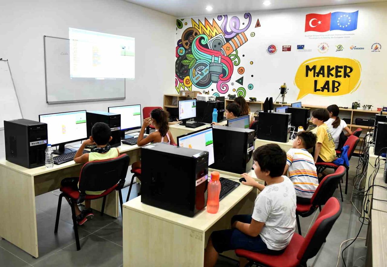 ÇOCUKLARIN TEKNOLOJİYLE TANIŞMASINI, ANALİTİK DÜŞÜNME VE PROBLEM ÇÖZME BECERİLERİNİ GELİŞTİRMESİNİ...