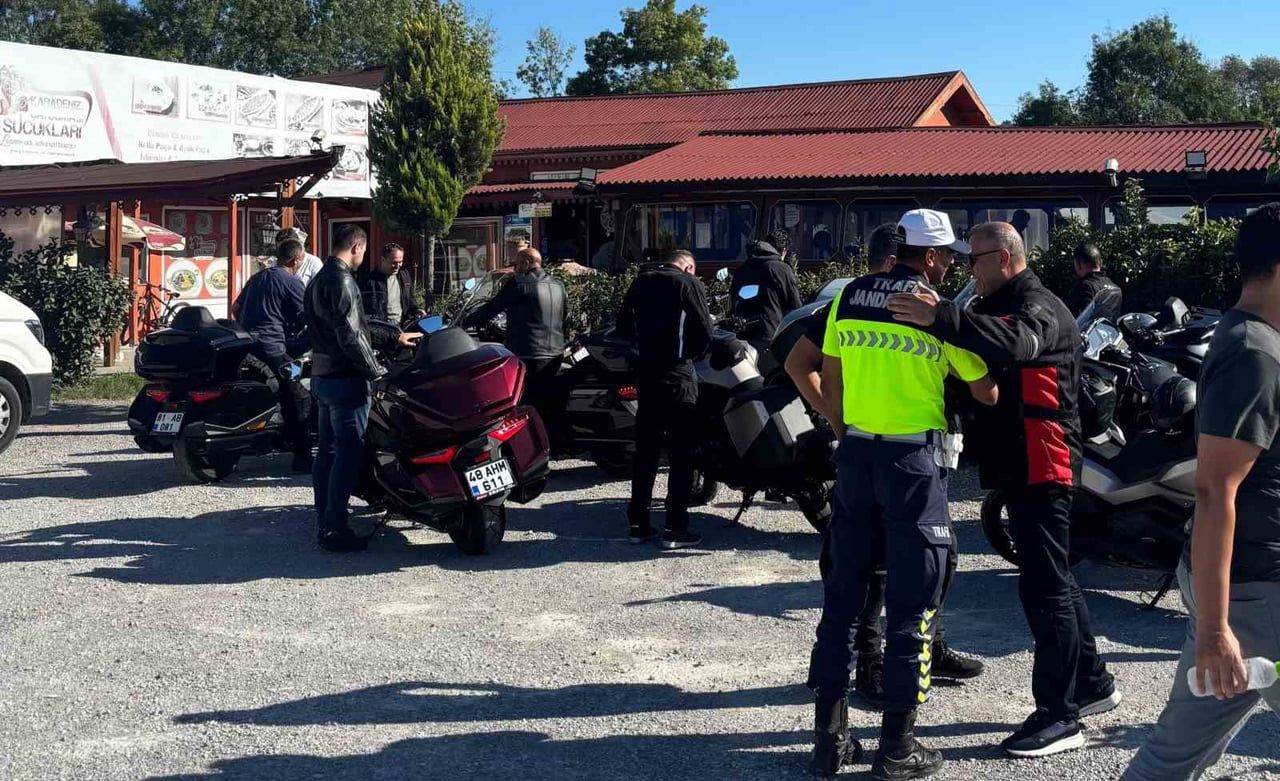 ZONGULDAK'IN ÇAYCUMA İLÇESİNDE MOLA VEREN MOTOSİKLET SÜRÜCÜLERİ, JANDARMA TRAFİK EKİPLERİ...
