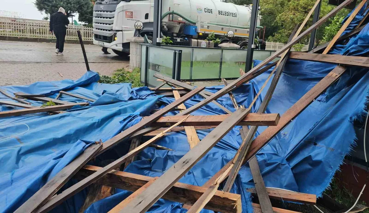 KASTAMONU’NUN CİDE İLÇESİNDE SABAH SAATLERİNDE ETKİLİ OLAN FIRTINA HAYATI OLUMSUZ...