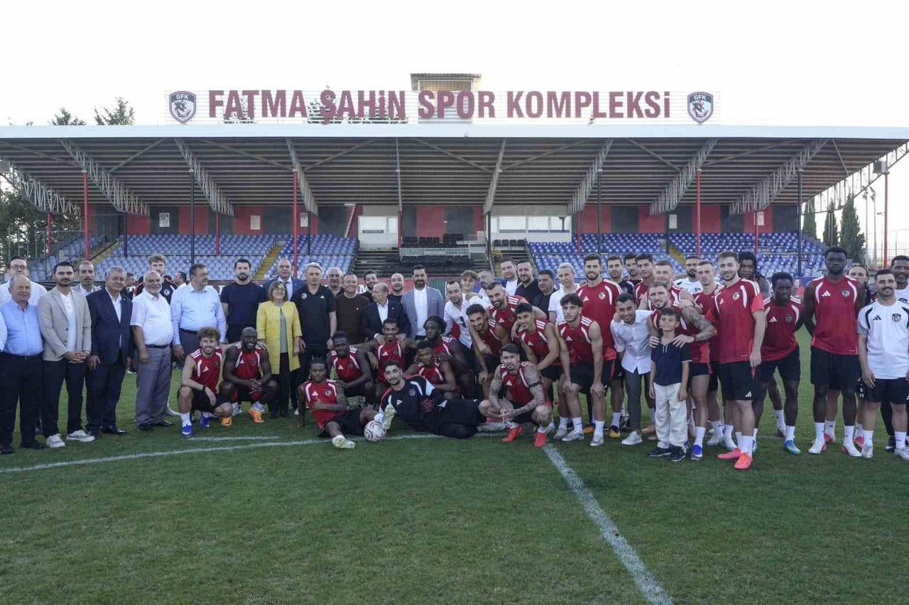 GAZİANTEP VALİSİ KEMAL ÇEBER VE BÜYÜKŞEHİR BELEDİYE BAŞKANI FATMA ŞAHİN, FENERBAHÇE MAÇI...