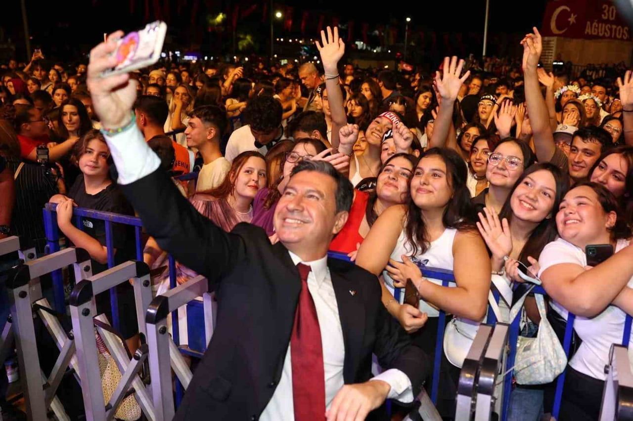 MUĞLA BÜYÜKŞEHİR BELEDİYE BAŞKANI AHMET ARAS, CUMHURİYET’İN İLANININ 103. YILI DOLAYISIYLA BİR...