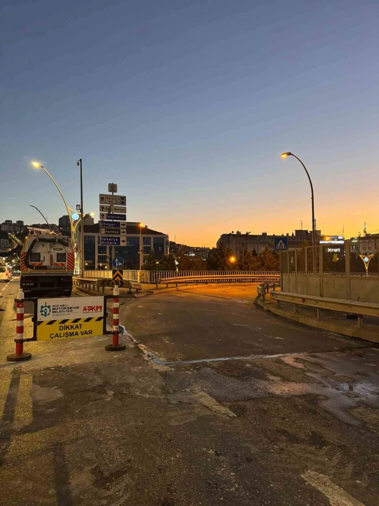 İZMİT'TE HER GÜN BİNLERCE ARACIN KULLANDIĞI ADALET KÖPRÜSÜ'NDE 450 METRELİK ASFALT YENİLEME...