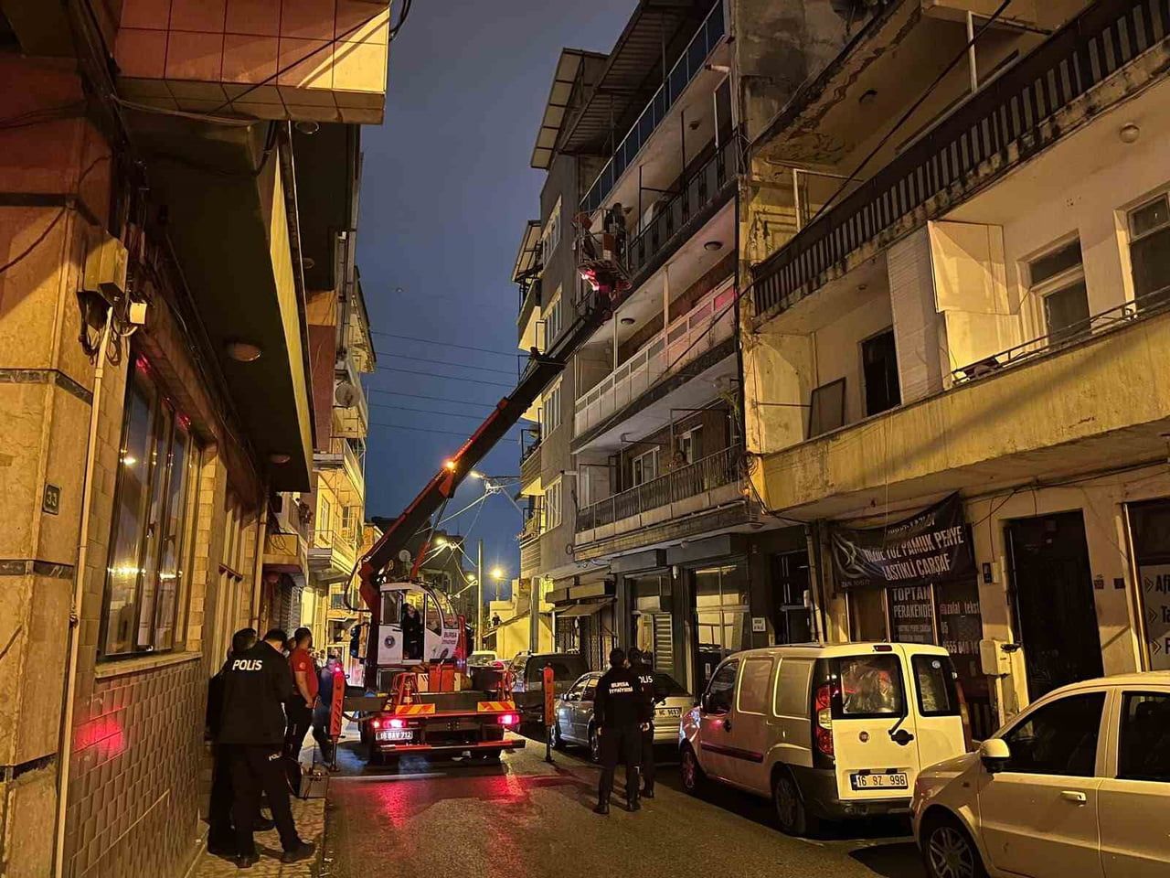 BURSA'DA SAATLER SÜREN REHİNE KRİZİ : ANNESİNİ REHİN ALDI, ÖZEL HAREKÂT OPERASYONUYLA EVDEN...