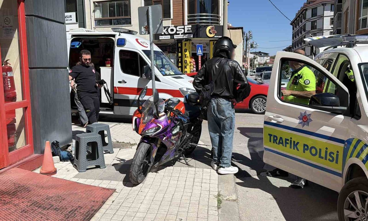 BOLU'DA MOTOSİKLET İLE OTOMOBİLİN ÇARPIŞTIĞI KAZADA MOTOSİKLET SÜRÜCÜSÜ İLE YOLCUSU HAFİF...