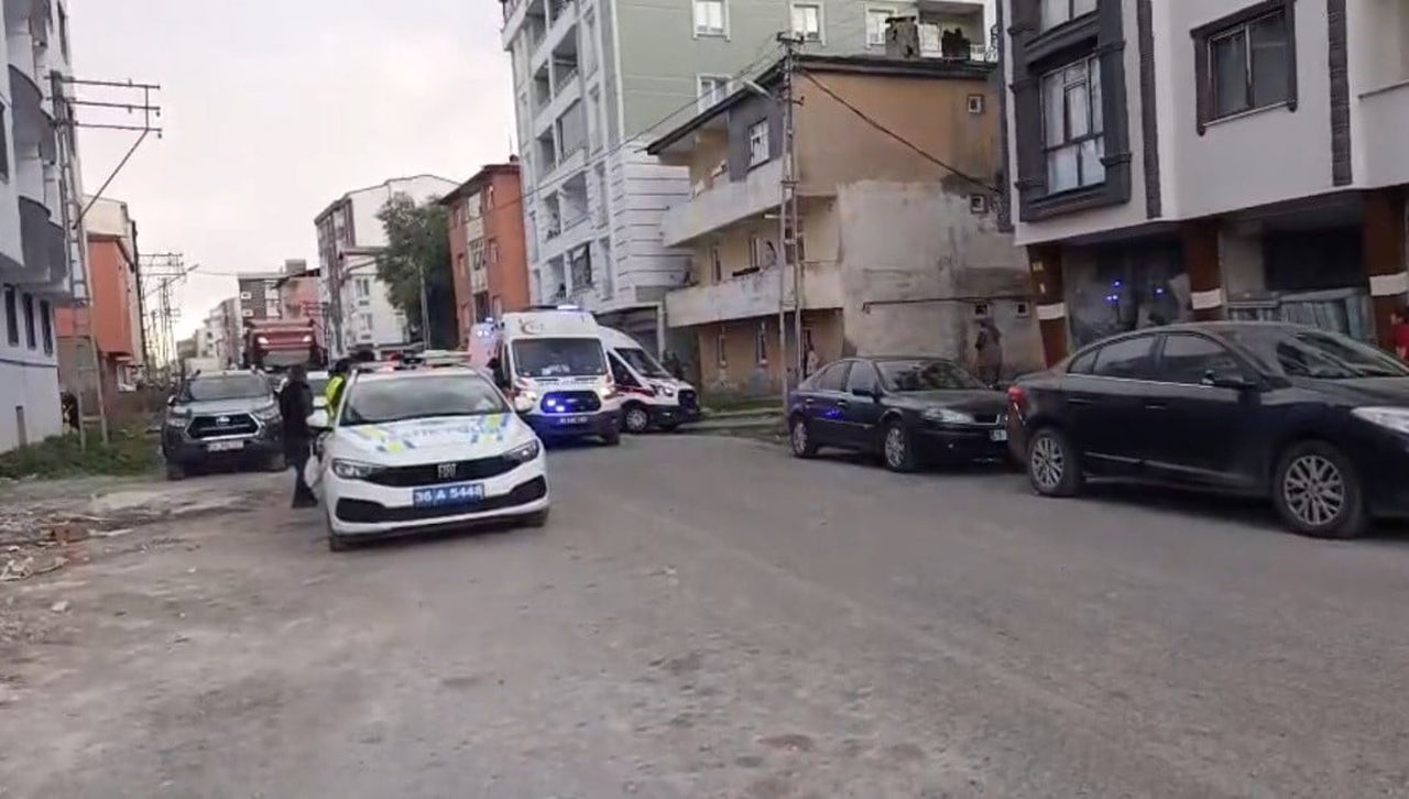KARS'TA KİMLİĞİ HENÜZ BELİRLENEMEYEN MOTOSİKLETLİ BİR KİŞİ, 1'İ KADIN 2 KİŞİYİ SİLAHLA AYAĞINDAN...