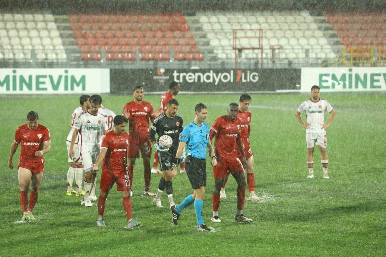 TRENDYOL 1. LİG'İN 10. HAFTASINDA OYNANAN ÜMRANİYESPOR - BOLUSPOR MÜSABAKASINDA YOĞUN YAĞMUR...