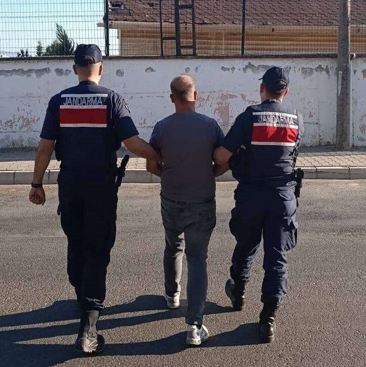 AYDIN'IN NAZİLLİ İLÇESİNDE 28 YIL 5 AY HAPİS CEZASIYLA ARANAN ŞAHIS, DEVRİYE ESNASINDA...