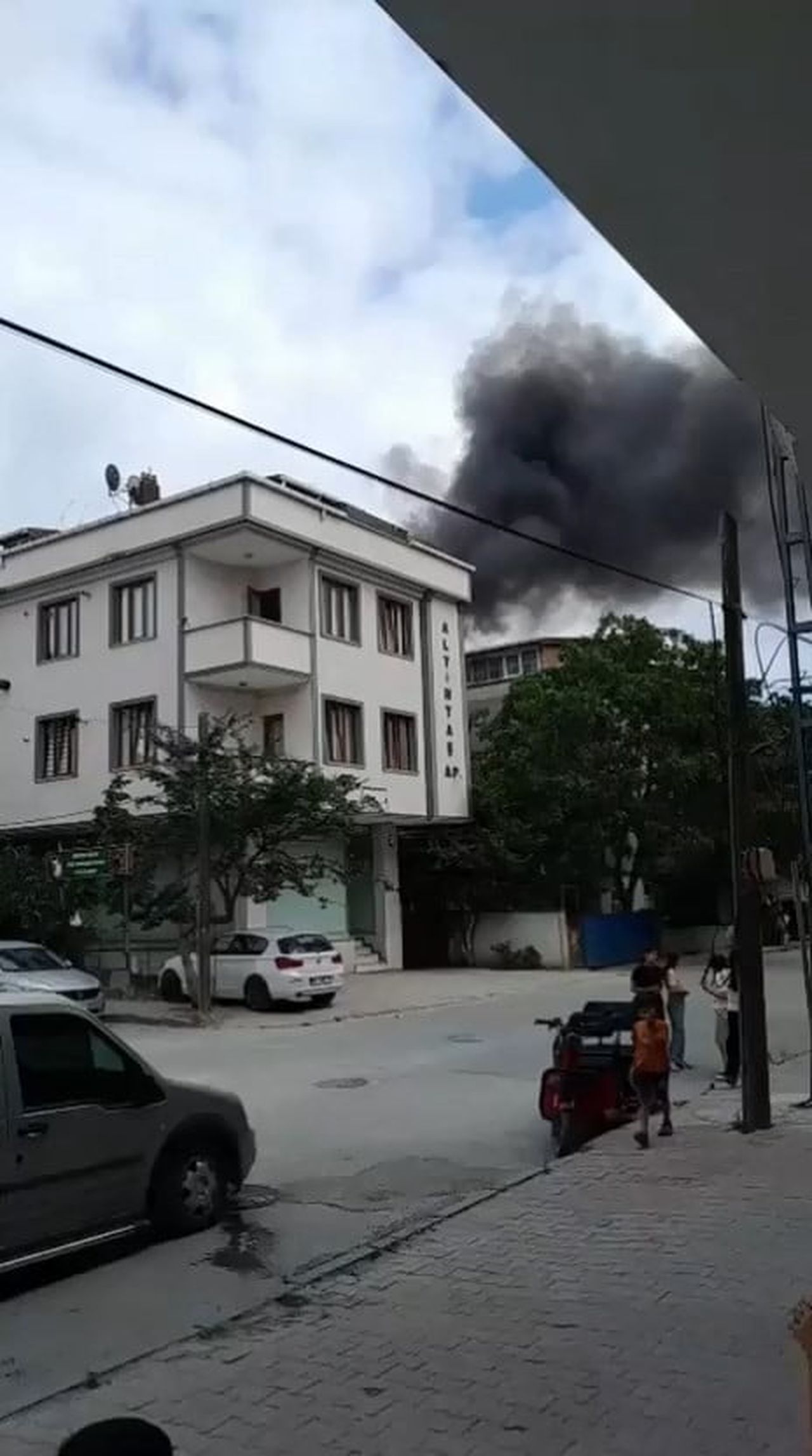 ARNAVUTKÖY’DE 5 KATLI BİNANIN ÇATISI ALEV ALEV YANDI