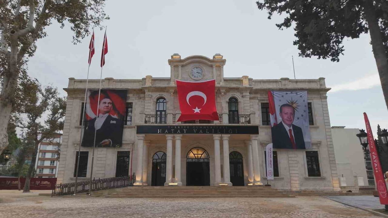 HATAY'DA 6 ŞUBAT DEPREMLERİNDE HASAR ALAN TARİHİ VALİLİK BİNASI, ASLINA SADIK KALINARAK YENİDEN...