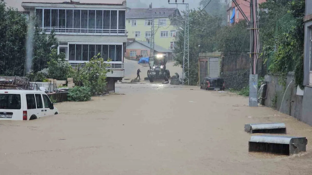 ZONGULDAK'IN EREĞLİ İLÇESİNDE ETKİLİ OLAN SAĞANAK NEDENİYLE METREKAREYE YAKLAŞIK 80 KİLOGRAM YAĞIŞ...
