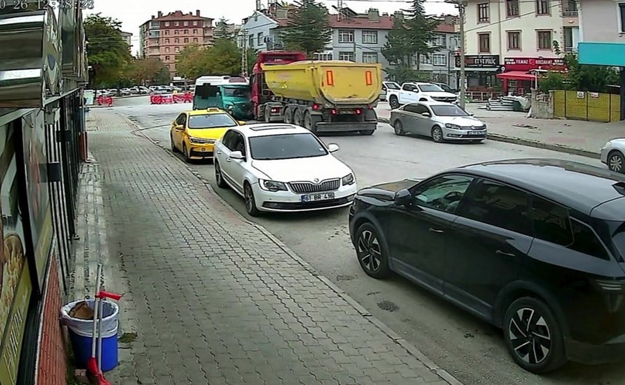 KAZA ANI ANBEAN GÜVENLİK KAMERASINA YANSIDI.