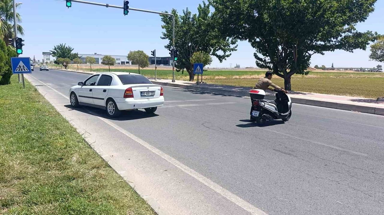 ŞANLIURFA'DA OTOMOBİLLE ÇARPIŞAN MOTOSİKLETİN SÜRÜCÜSÜ YARALANDI