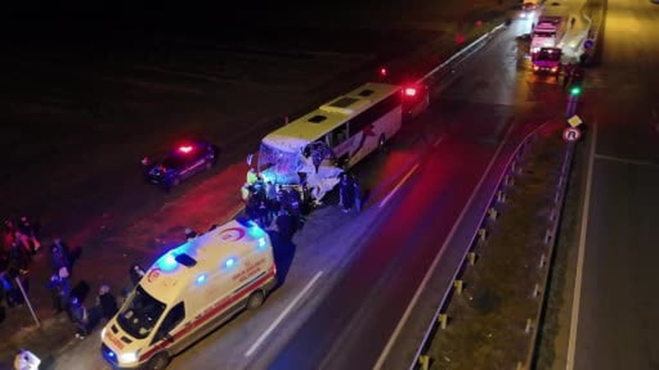 Edirne'de tur otobüsü nar yüklü tır ile çarpıştı: 10 yaralı