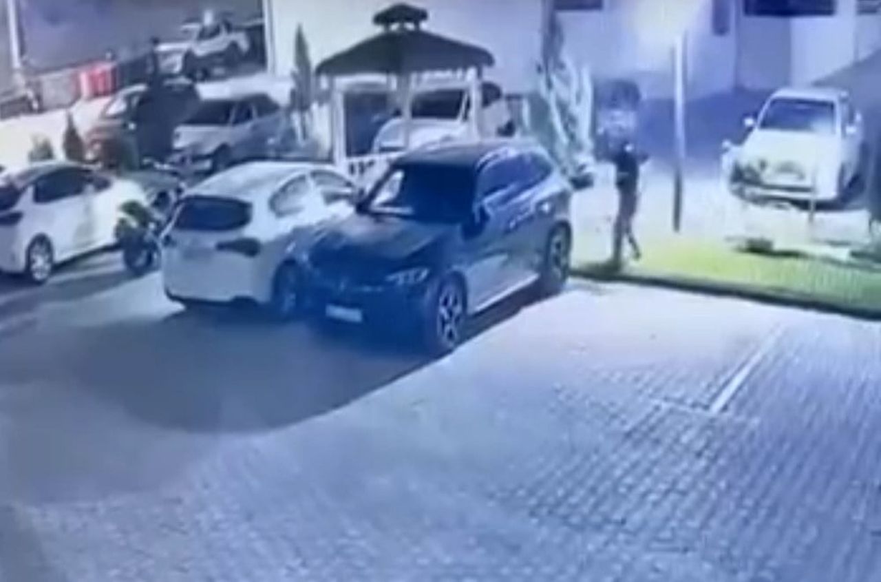 ELAZIĞ’DA BİR SİTEYE GİREN ŞÜPHELİLER, PARK HALİNDEKİ ARACIN CAMINI KIRDI. O ANLAR KAMERALARA...
