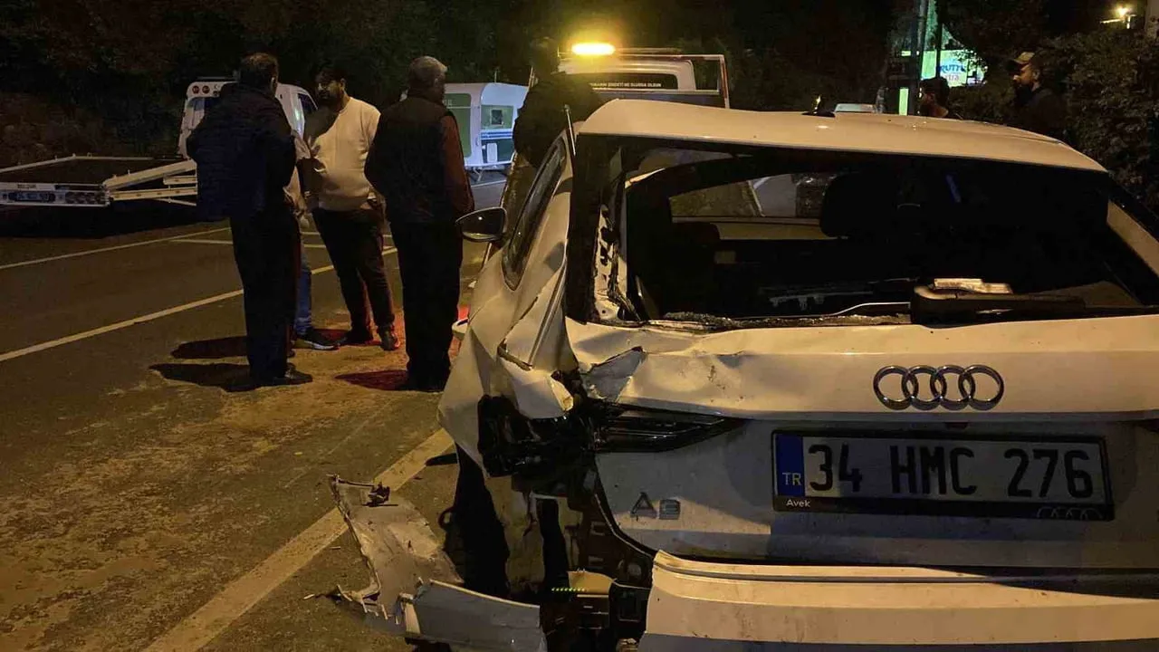 SARIYER’DE KARŞI YÖNDEN HIZLA GELEN ARACIN, SEYİR HALİNDEKİ OTOMOBİLİ SIKIŞTIRMASI SONUCU...