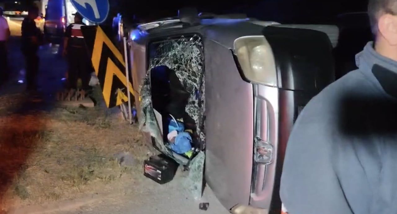 ÇANKIRI’DA İKİ HAFİF TİCARİ ARACIN KAVŞAKTA ÇARPIŞMASI NETİCESİNDE MEYDANA GELEN KAZADA 9 KİŞİ...